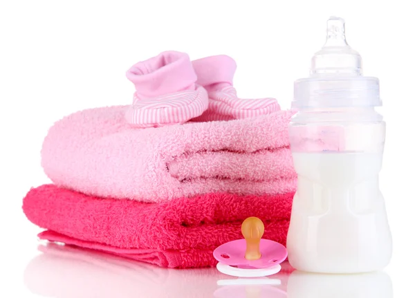 Flaske til mælk med håndklæder og brystvorte isoleret på hvid - Stock-foto