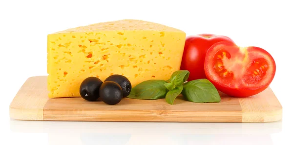 Sýr, bazalka a zeleniny na prkénku izolovaných na bílém — Stock fotografie