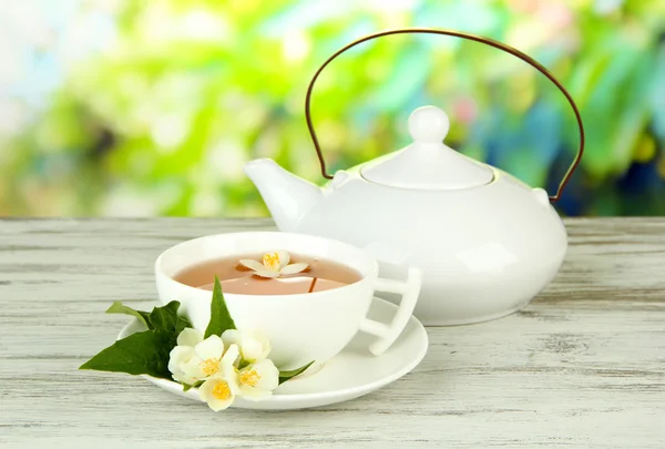 Tazza di tè con gelsomino, su sfondo brillante — Foto Stock