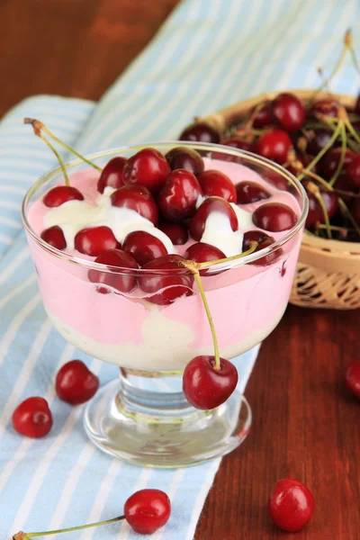 Heerlijk cherry dessert in glazen vaas op houten tafel close-up — Stockfoto