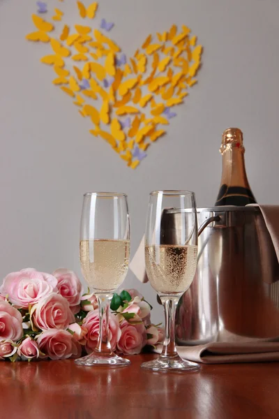 Champagne en bril op ronde tafel op kamer achtergrond — Stockfoto