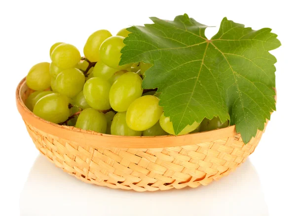 Спелый вкусный виноград в плетеной корзине изолированы на белом — стоковое фото