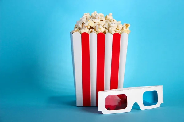 Popcorn et lunettes 3D sur fond bleu — Photo