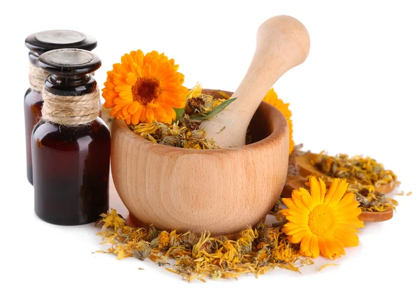 Flacons de médicaments et fleurs de calendula en mortier de bois isolé sur blanc — Photo