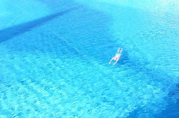 Relaxando na piscina — Fotografia de Stock