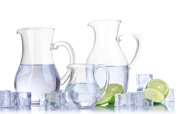 Dzbany szklankę wody z lodem i cytryna na białym tle — Zdjęcie stockowe