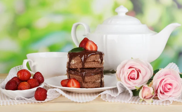 Čokoládový dort s jahodovou na dřevěný stůl na přírodní pozadí — Stock fotografie