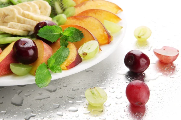 Sortimento de frutas fatiadas no prato com gotas — Fotografia de Stock
