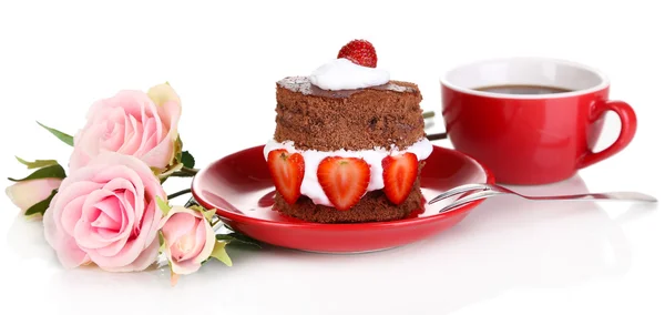 孤立在白色草莓与巧克力蛋糕 — 图库照片
