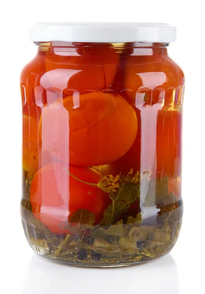 Tomates enlatados saborosos em jarra de vidro, isolados em branco — Fotografia de Stock