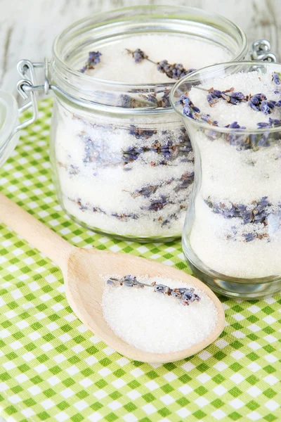 Tarro de azúcar de lavanda y flores de lavanda fresca sobre fondo de madera — Foto de Stock