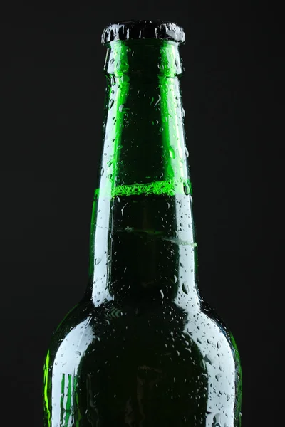 Fles bier op zwarte achtergrond — Stockfoto