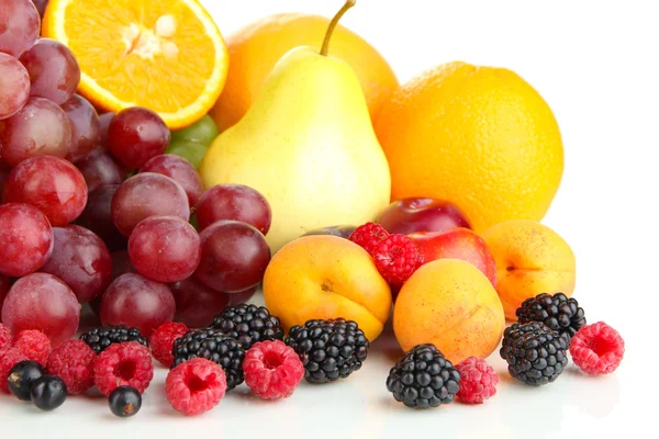 Frutta fresca e bacche isolate su bianco — Foto Stock