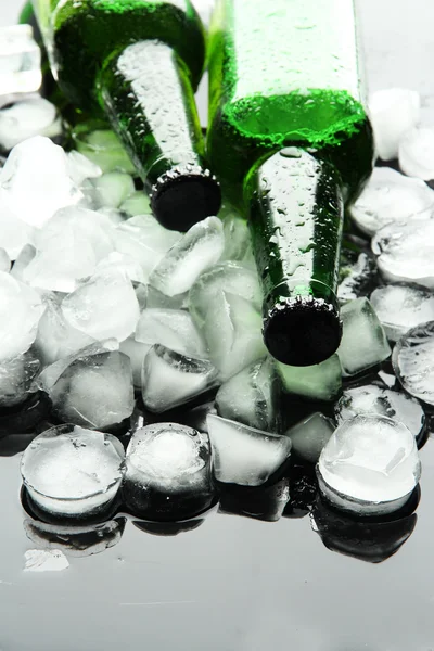Flaskor öl med isbitar, närbild — Stockfoto