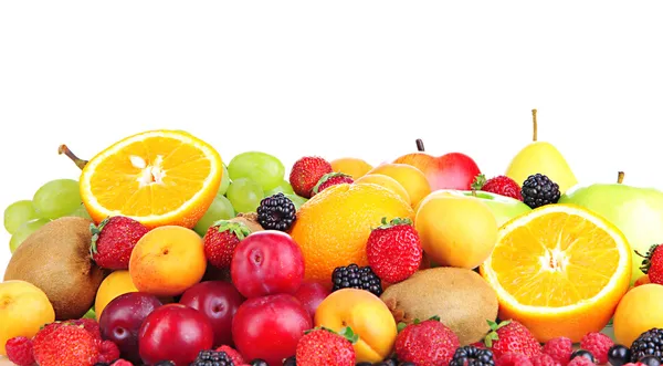 Frutta fresca e bacche isolate su bianco — Foto Stock