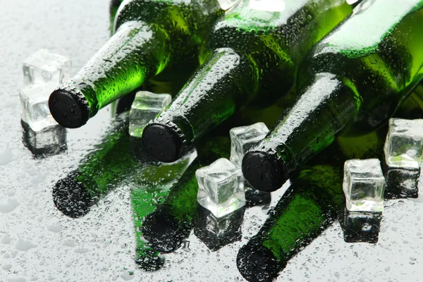 Butelek piwa z kostkami lodu, z bliska — Zdjęcie stockowe