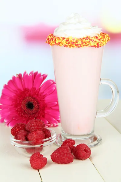 Delicioso batido de leite na mesa no fundo claro — Fotografia de Stock