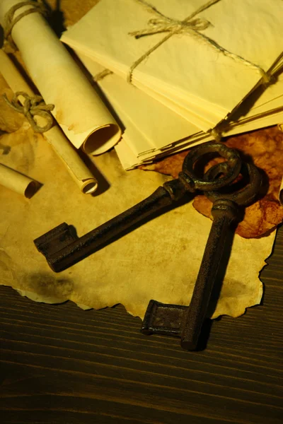 Antieke sleutels en scroll op donkere achtergrond — Stockfoto