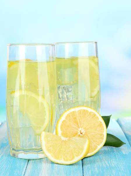 Смачний лимонад на столі на синьому фоні — стокове фото
