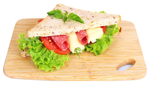 Sándwich sabroso con salchichas de salami y verduras en la tabla de cortar, aislado en blanco — Foto de Stock