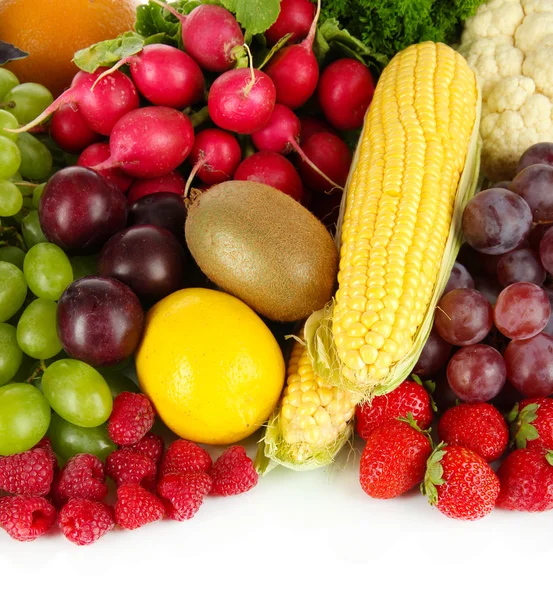 Différents fruits et légumes sur fond blanc — Photo