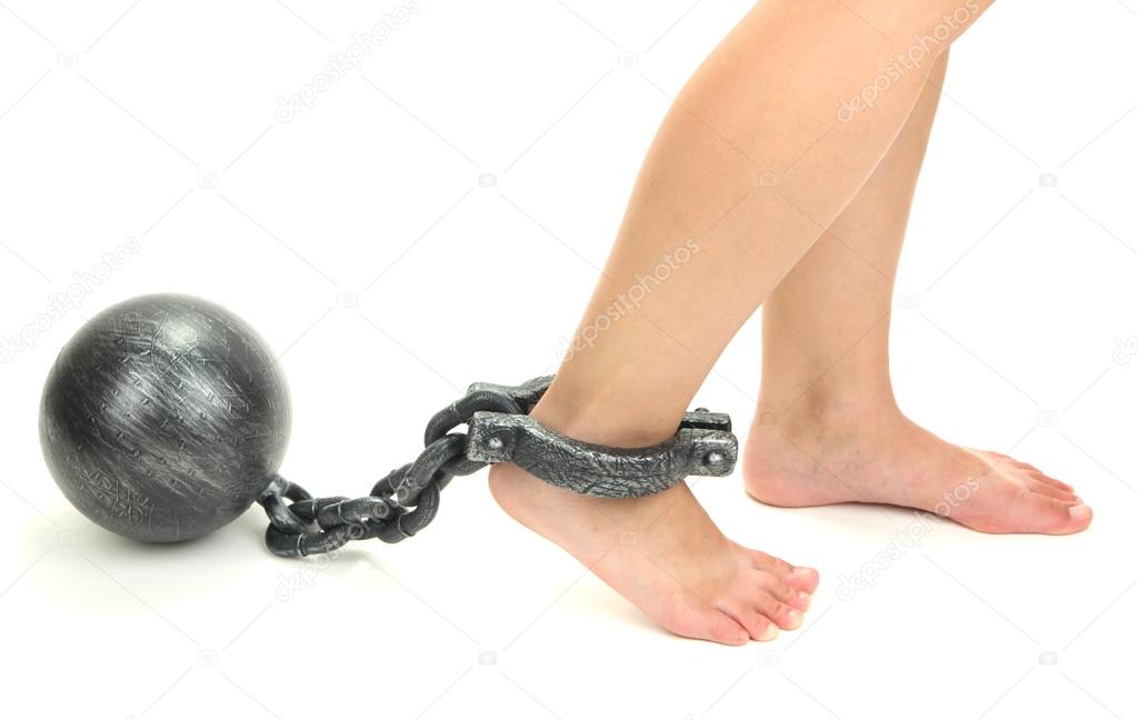 Piernas con grilletes de hierro pesados aisladas en blanco 2023