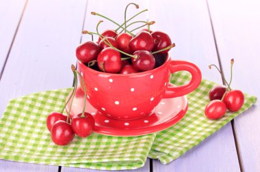 kiraz meyveleri Kupası ahşap masa üzerinde kapat