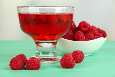 Yeşil ahşap masa üzerinde taze çilek ile jöle