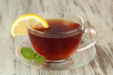 Tablo yakın çekim üzerinde limon ile çay