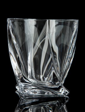 siyah üzerine izole boş bardak