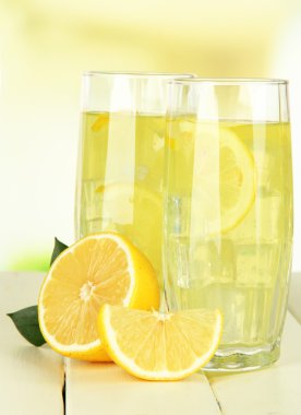 açık renkli masaya lezzetli limonata