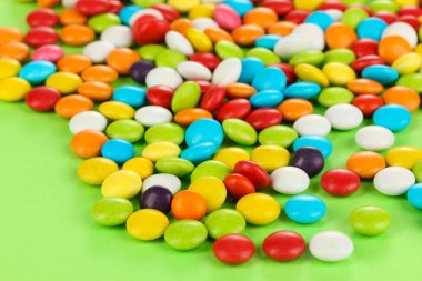 yeşil arka plan üzerinde renkli şekerler