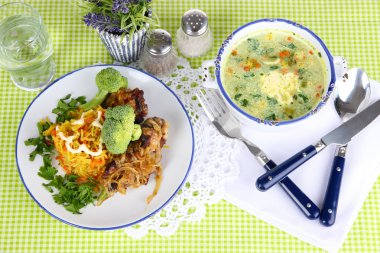 çorba ve masa örtüsü peçeteye Tabaklarda etli pilav