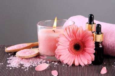 güzel pembe mum çiçeği ve bambu hasır havlu ile