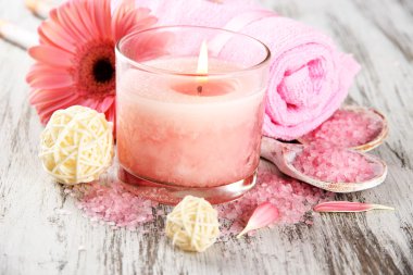 pembe mum ve çiçek ahşap zemin üzerine ile güzel spa ayarı