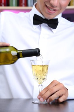 Barmen beyaz şarap cam içine yağıyor