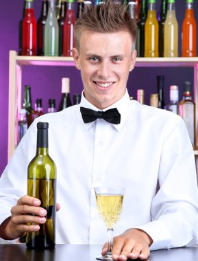 Barmen beyaz şarap cam içine yağıyor