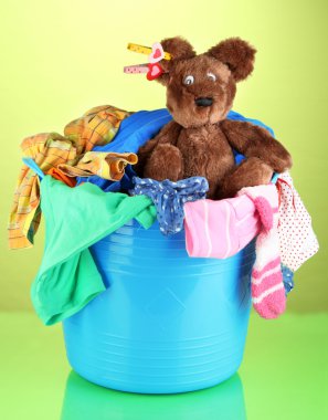 yeşil zemin üzerine mavi çamaşır sepeti