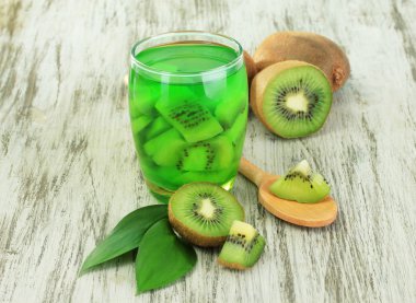 lezzetli kivi jöle cam üzerinde ahşap masa yakın çekim