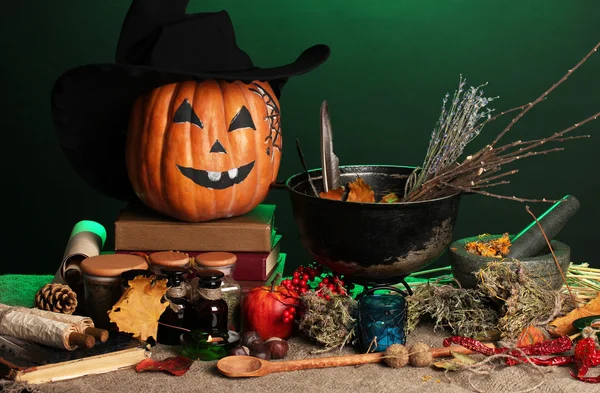 Страшная лаборатория Хэллоуина в зелёном свете — стоковое фото