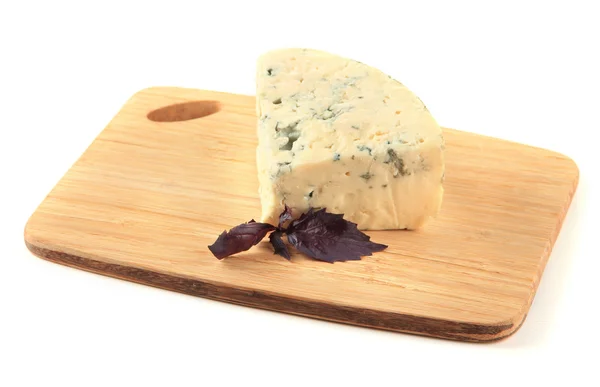 Lezzetli mavi peynir beyaz izole kesme tahtası üzerinde — Stok fotoğraf