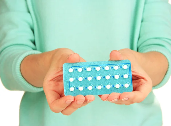 Pillole ormonali in mani femminili isolate su bianco — Foto Stock