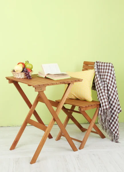 Mesa de madera con fruta y libro en la habitación — Foto de Stock
