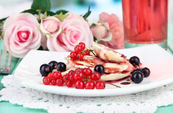 Gnocchi dolci saporiti con bacche fresche su piatto bianco, su sfondo luminoso — Foto Stock