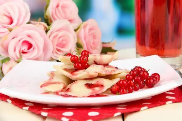 Leckere süße Knödel auf weißem Teller, auf hellem Hintergrund — Stockfoto