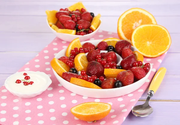 Salada de frutas útil em placas em mesa de madeira close-up — Fotografia de Stock