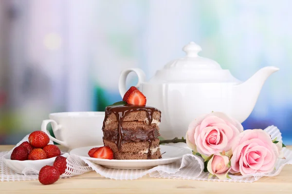 Chocolate cake met aardbei op houten tafel op kamer achtergrond — Stockfoto