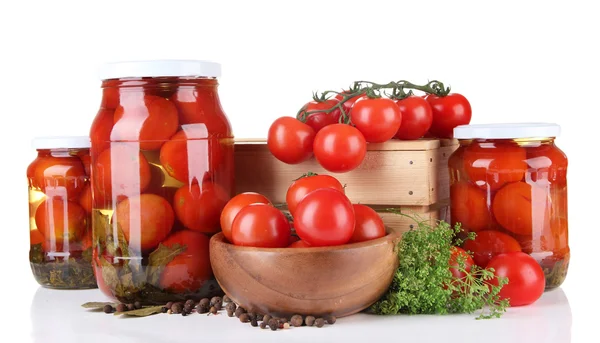 Sabrosos tomates enlatados y frescos, aislados en blanco —  Fotos de Stock