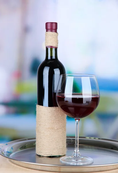 Бокал вина и бутылка на ярком фоне — стоковое фото