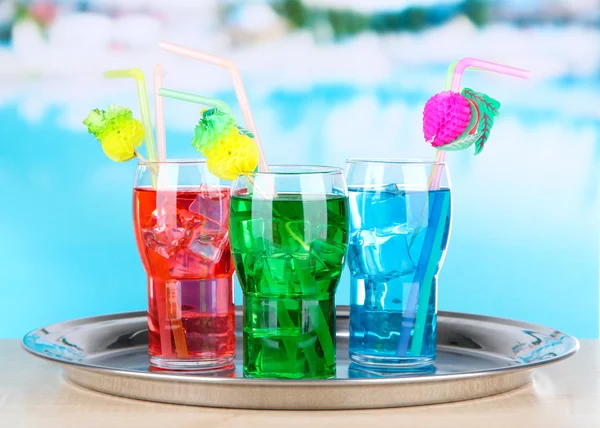 Verschiedene Cocktails auf hellem Hintergrund — Stockfoto